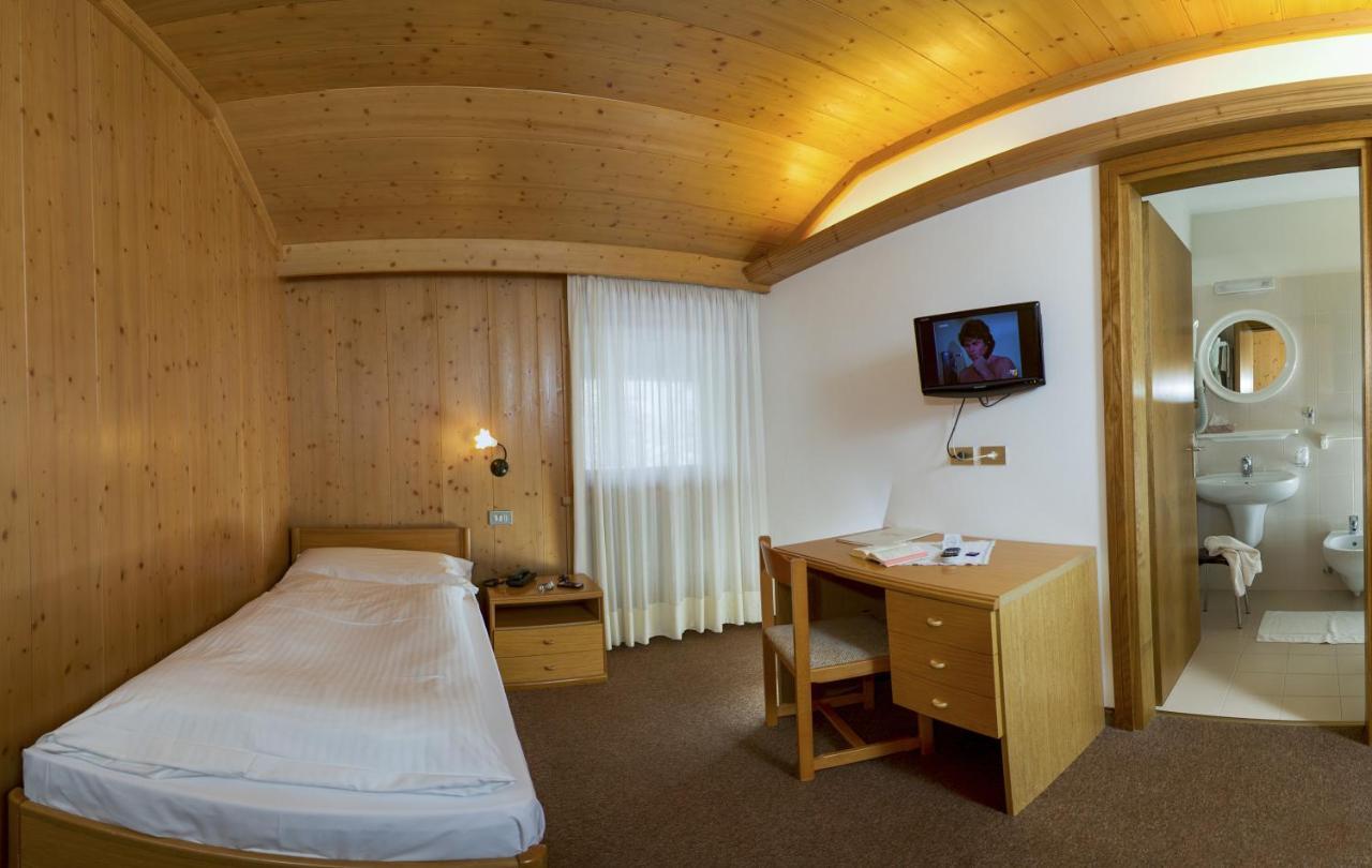 Hotel Gran Mugon Vigo di Fassa Szoba fotó